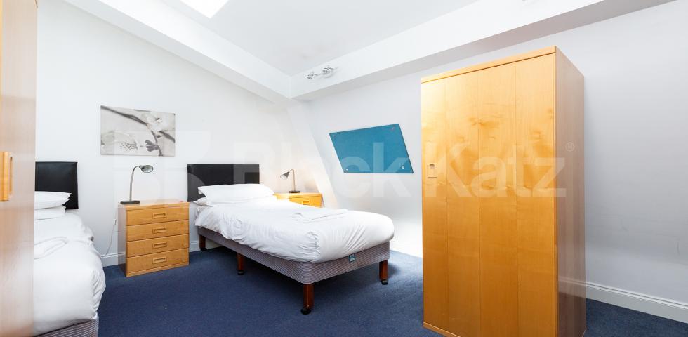 			WAREHOUSE CONVERSION, 3 Bedroom, 1 bath, 1 reception Apartment			 Crawford Passage EC1R, FARRINGDON / CLARKENWELL